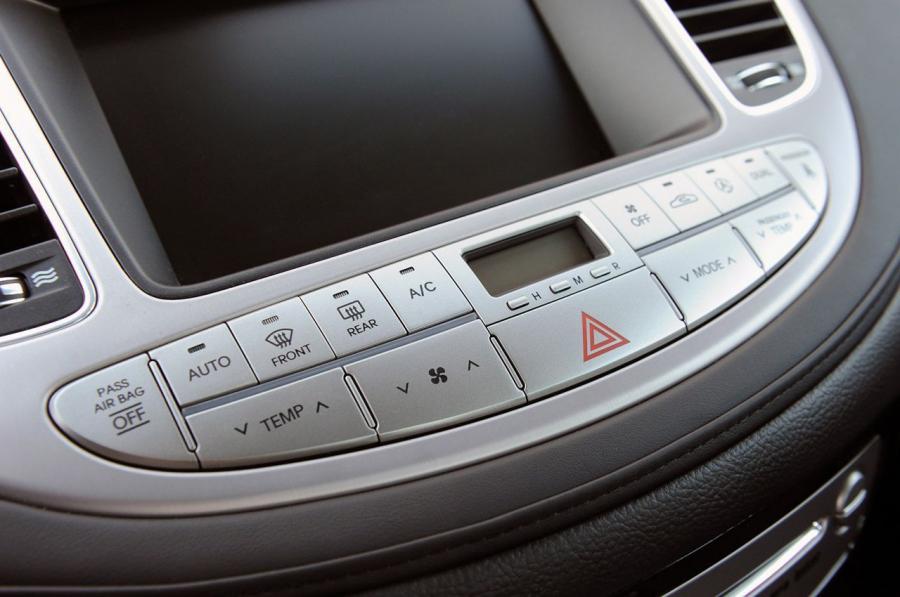  Hyundai Genesis 2012 года  (фото 7 из 73)